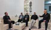 مدیرکل منابع طبیعی و آبخیزداری استان ایلام با حضور در منزل همکار آسیب‌دیده، از ایثار حافظان طبیعت تجلیل کرد
