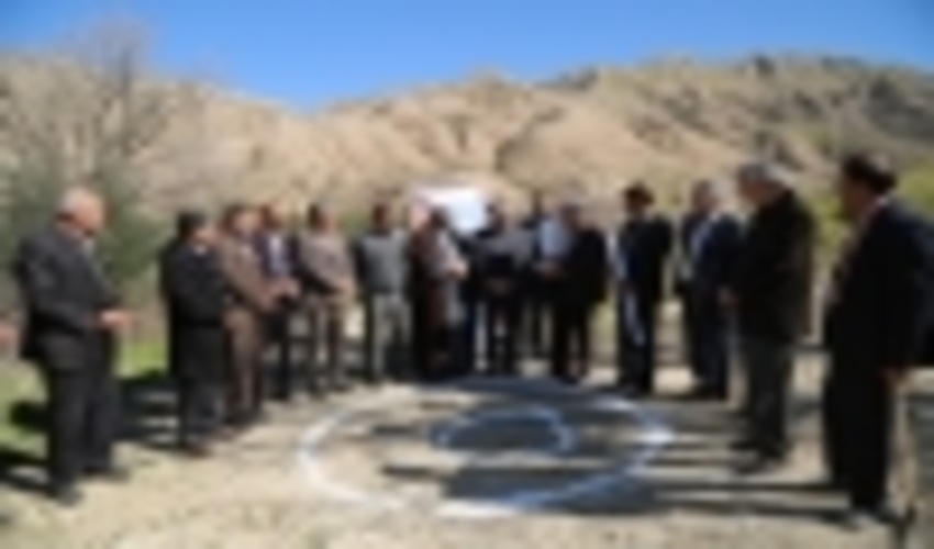 مراسم کلنگ زنی آغاز عملیات طراحی و اجرای بند آبگیر سنگی ملاتی روستای طاق تای