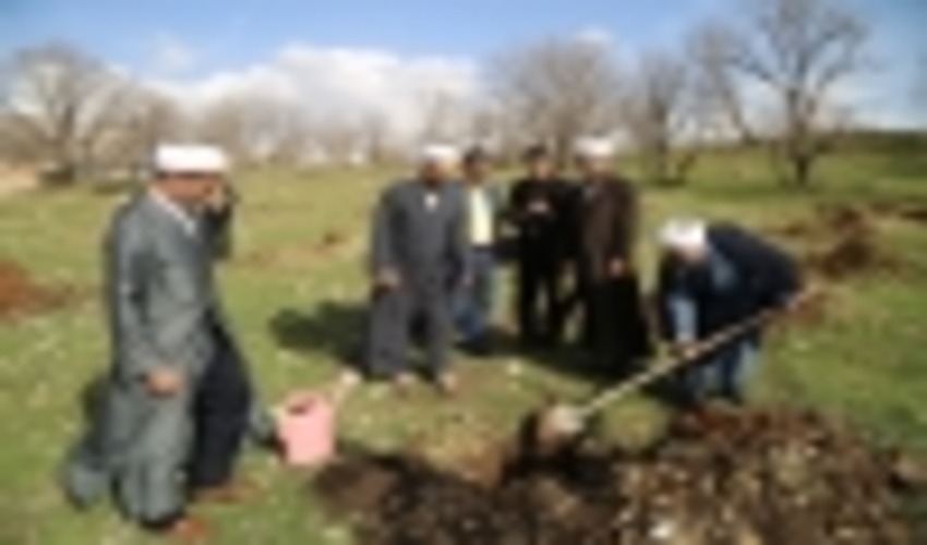 نهالکاری توسط روحانیون و طلاب حوزه علیمه استان در محل پارک جنگلی چغاسبز