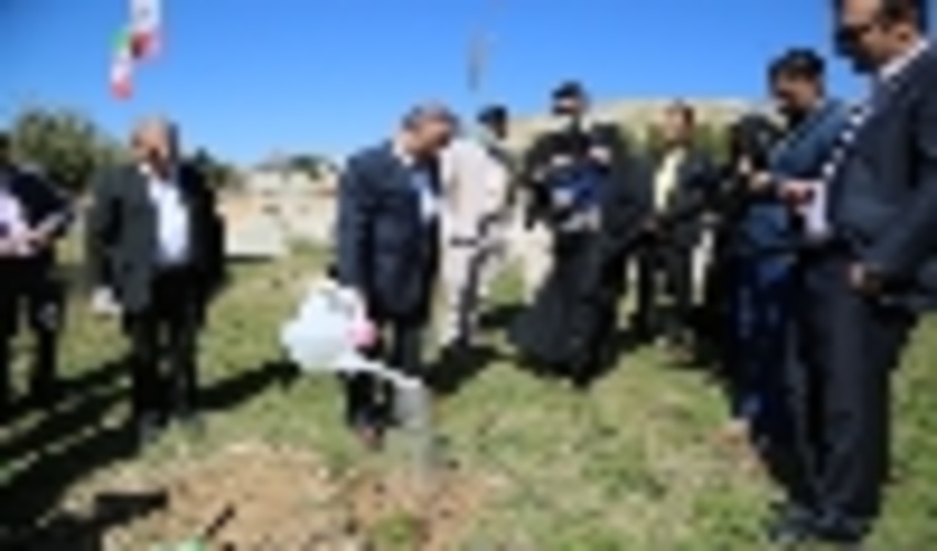 غرس نهال در هفته منابع طبیعی با حضور استاندار ایلام در محوطه استانداری