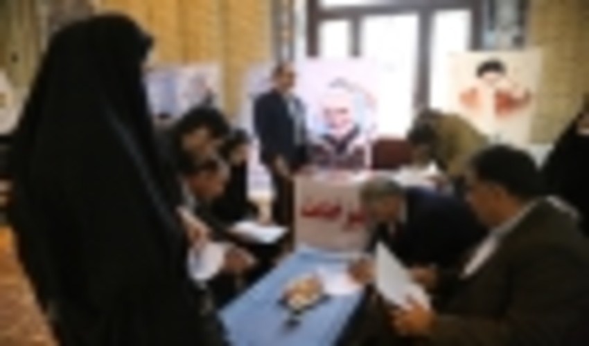 میز خدمت با هدف بررسی مشکلات و پاسخگویی مسئولان در محل نماز جمعه استان برپا شد.