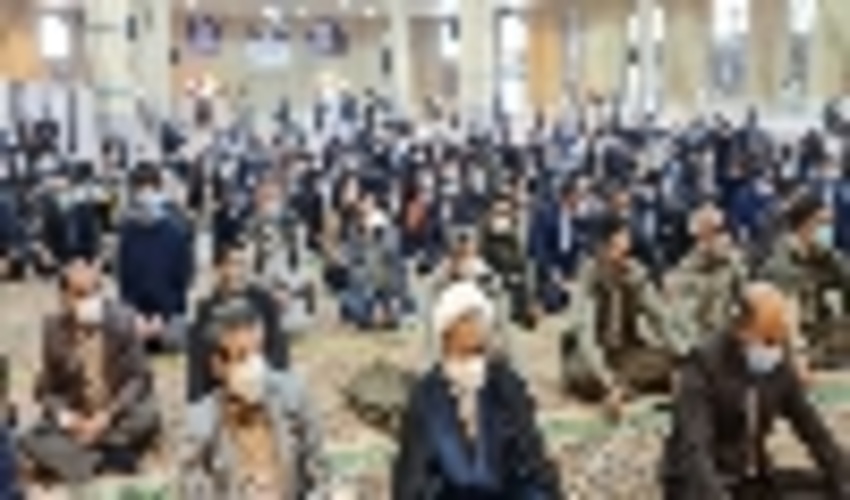 حضور گسترده کارکنان اداره کل منابع طبیعی و آبخیزداری استان ایلام در مراسم نماز جمعه و توزیع رایگان نهال بین مردم