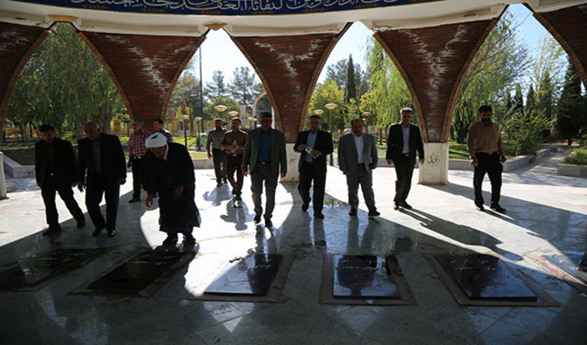 غبار روبی و عطرافشانی مزار شهدا به مناسبت هفته دفاع مقدس