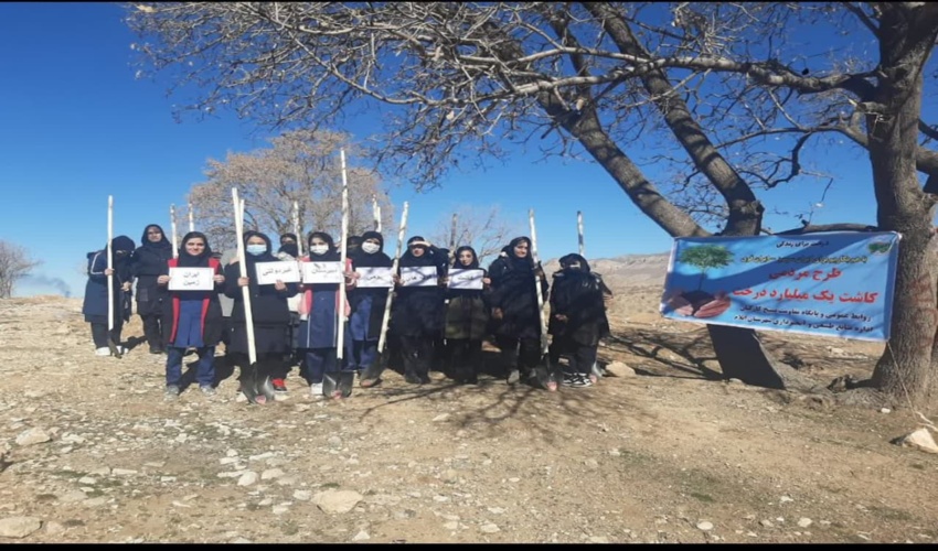 اجرای مراسم نهالکاری با حضور کارکنان،معلمان و دانش آموزان دبیرستان دخترانه ایران زمین شهر ایلام 