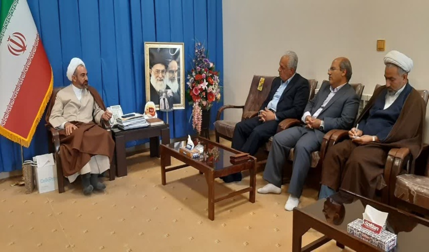 دیدار مدیرکل و جمعی از کارکنان اداره کل منابع طبیعی و آبخیزداری استان با امام جمعه ایلام