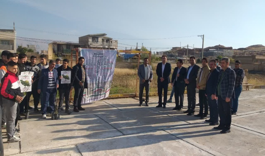 کاشت نهال در هنرستان کار و دانش شهید بهشتی شهرستان دره شهر  در راستای طرح مردمی کاشت یک میلیارد درخت