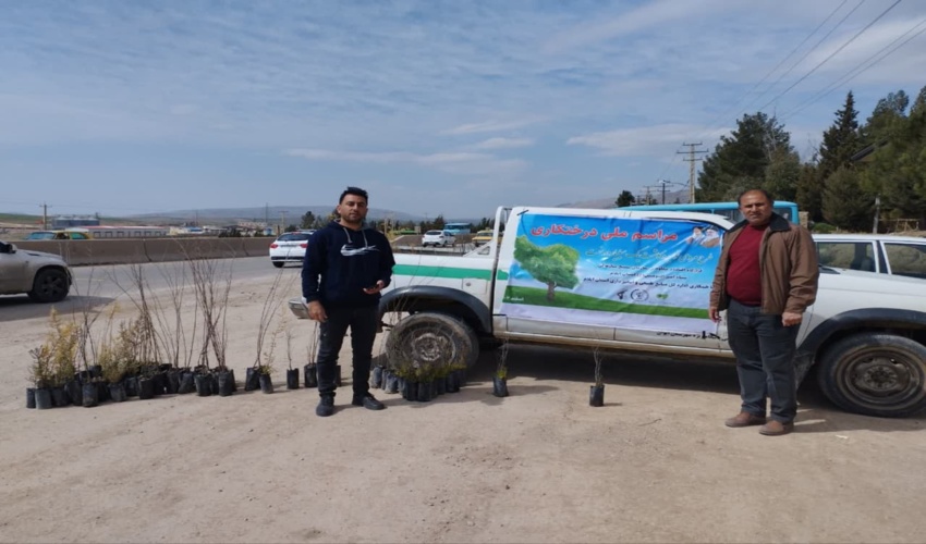 توزیع نهال رایگان در آرامستان حاجی حاضر شهرستان ایوان با حضور رئیس و کارکنان منابع طبیعی و آبخیزداری شهرستان ایوان 