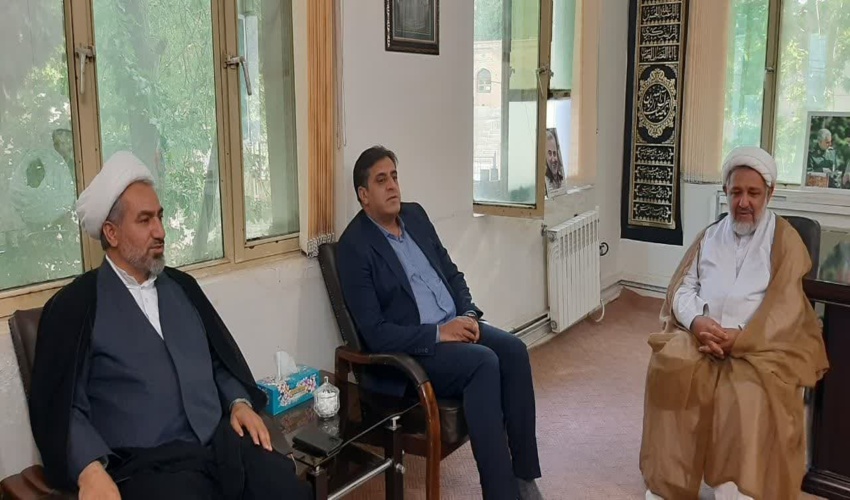 دیدار صمیمی مدیرکل منابع طبیعی و آبخیزداری استان ایلام با نماینده مردم استان در مجلس خبرگان رهبری