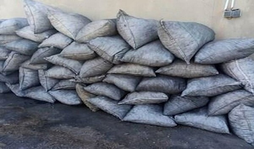 زغال بسته بندی شده قاچاق در سطح شهر دهلران جمع آوری می‌شوند