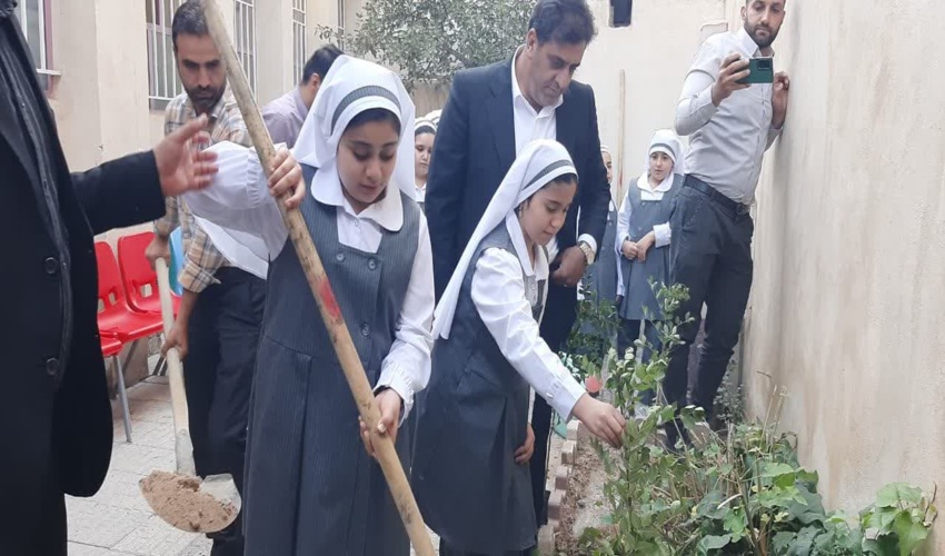 کاشت نهال در مدارس همزمان با آغاز سال تحصیلی