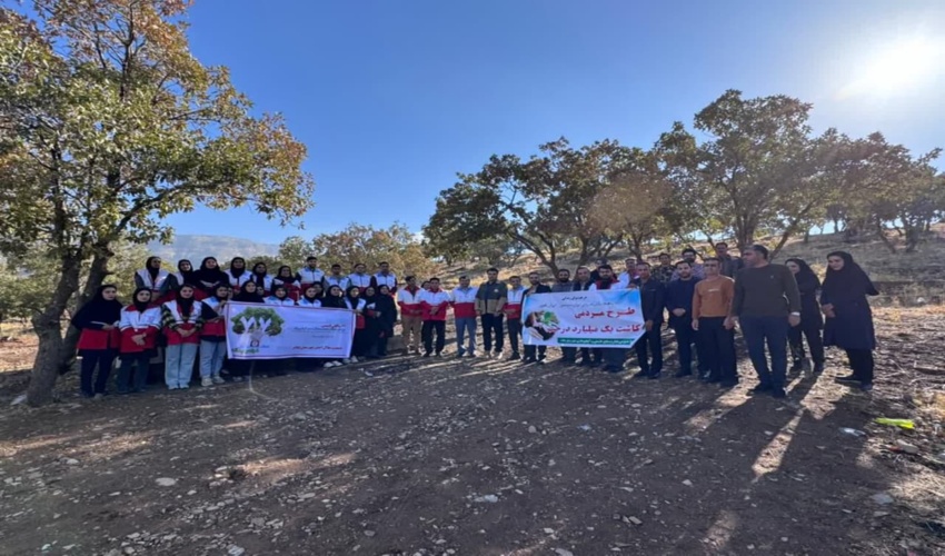 کاشت نهال به مناسبت سالگرد تاسیس جمعیت هلال احمر