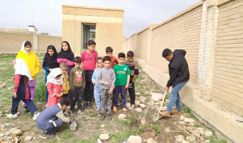 پویش نهال کاری واحد منابع طبیعی و آبخیزداری بخش کلات، با مشارکت معلمان و دانش آموزان مدرسه زکریای رازی هلیوه 