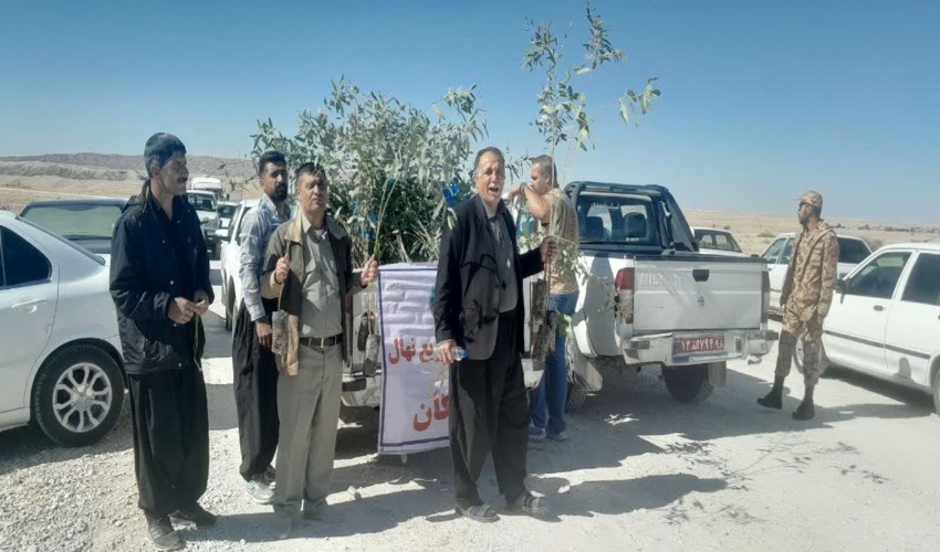 توزیع  اصله نهال از نوع گرمسیری در بین شرکت کنندگان هفدهمین یادواره شهدای عملیات غرور آفرین والفجر 5 