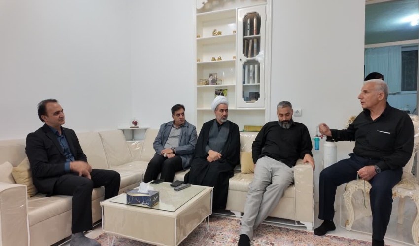 مدیرکل منابع طبیعی و آبخیزداری استان ایلام با حضور در منزل همکار آسیبدیده، از ایثار حافظان طبیعت تجلیل کرد
